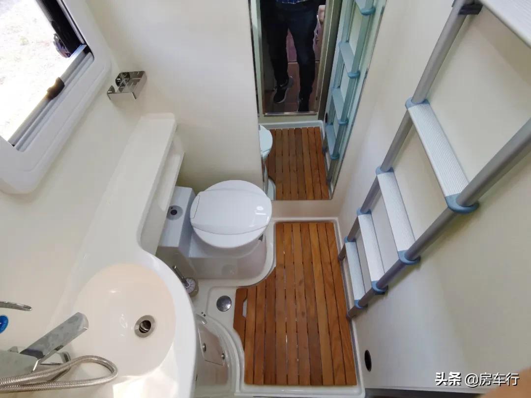 依维柯四驱升顶房车b型房车,依维柯c型房车戈士达房车