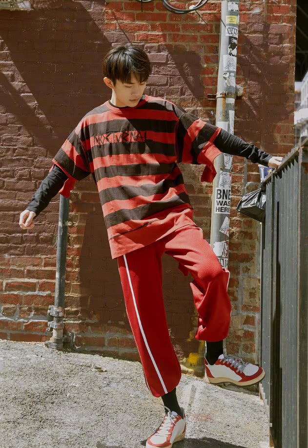 躲过易烊千玺的“大佬装”，也逃过“女装”，不料栽一双袜子上！