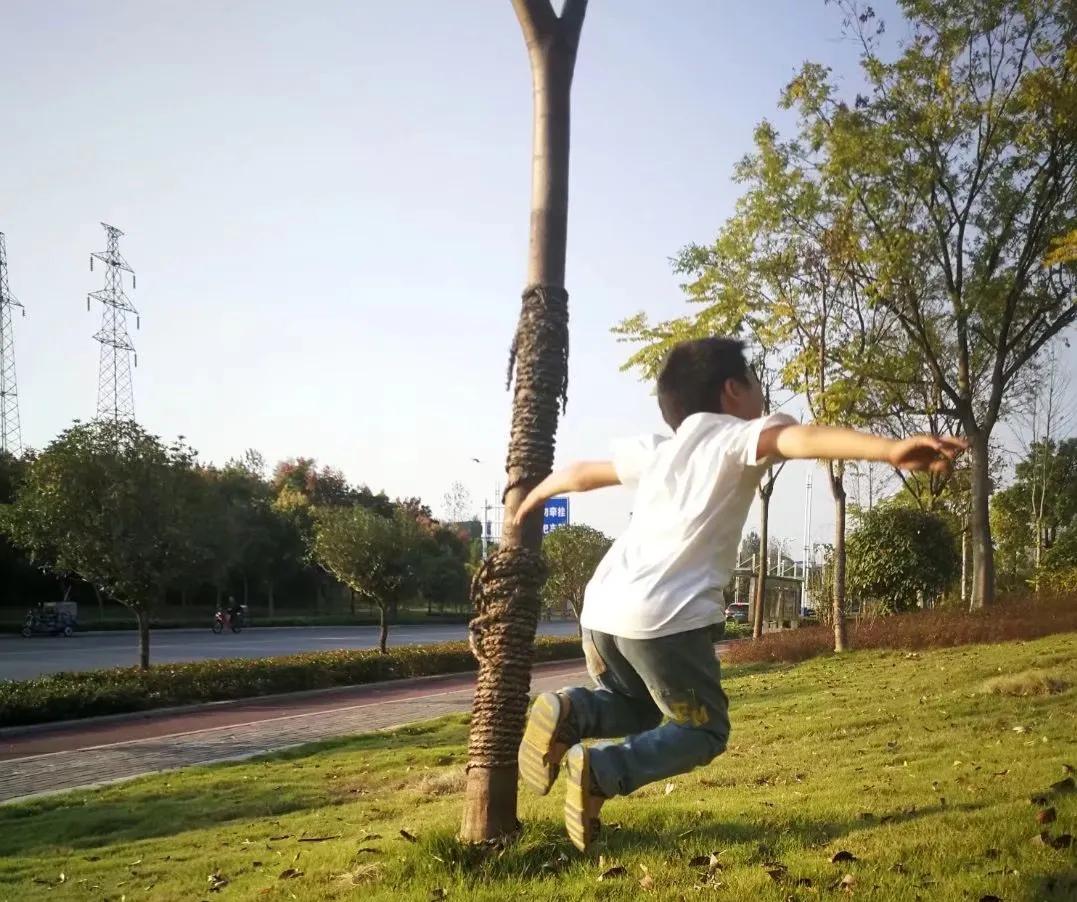 孩子赖床父母的做法绝了,孩子赖床迟到妈妈教育方法原视频