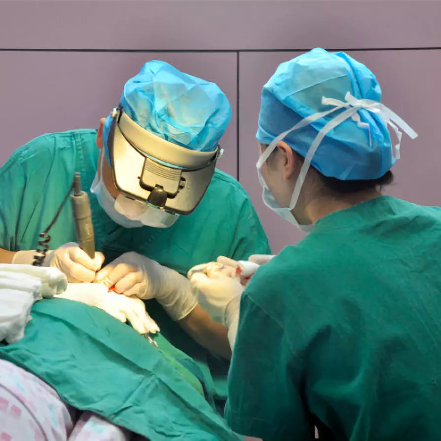 2.5亿脱发人口造就百亿植发生意，不过，动刀的可能是3天速成医师