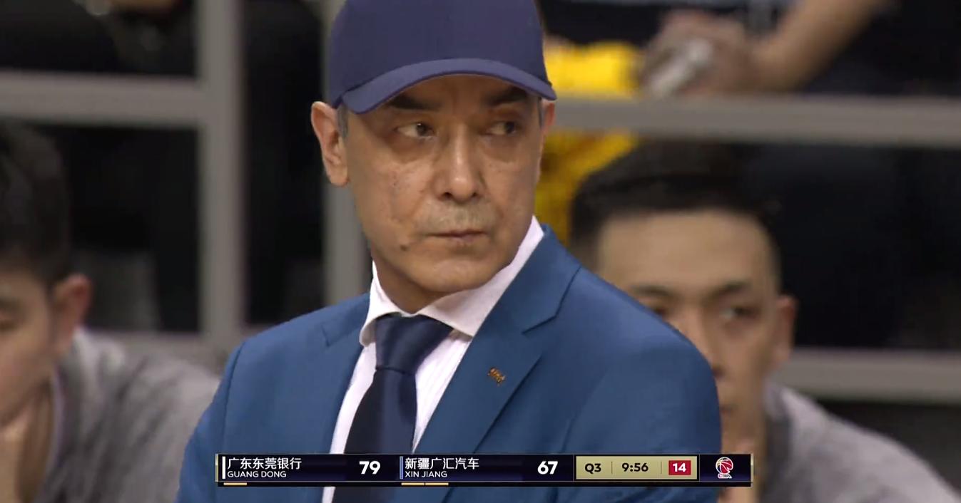 主教练在场边喊什么,主教练在场边作用大吗