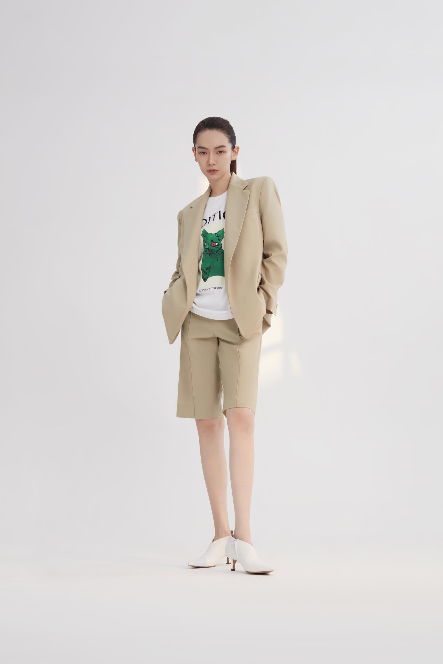 戚薇真敢把自己秀出来，穿大裤衩配西装，不看身材还以为是男的