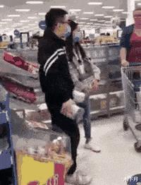 澳洲华人买奶粉,华人小情侣在澳大利亚买奶粉