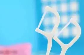 吃东西总塞牙是病，得治！要想牙缝不变大，就得这样剔牙~