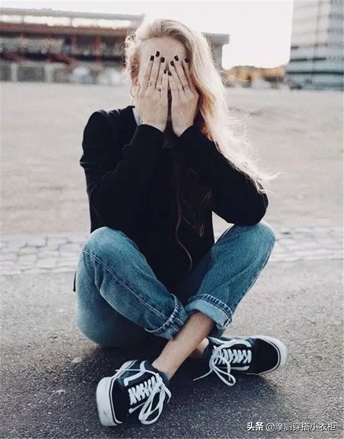 显瘦黑色卫衣,黑卫衣的四种穿搭