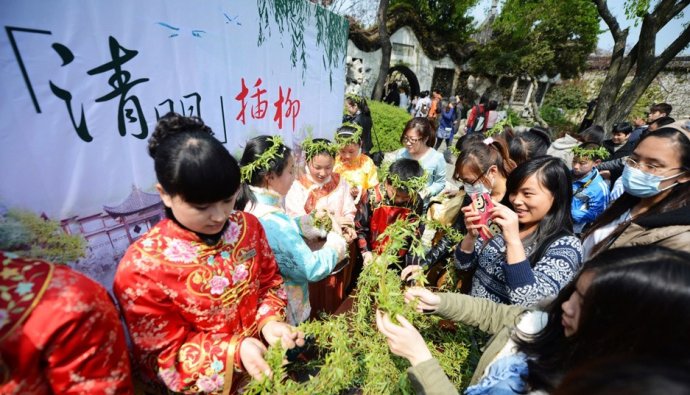 清明节习俗及美食文化手抄报,观看视频了解清明节的来历和习俗