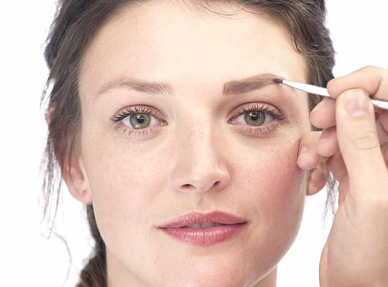 化妆时浮粉卡粉怎么办,新手怎么化妆不容易卡粉脱妆呢