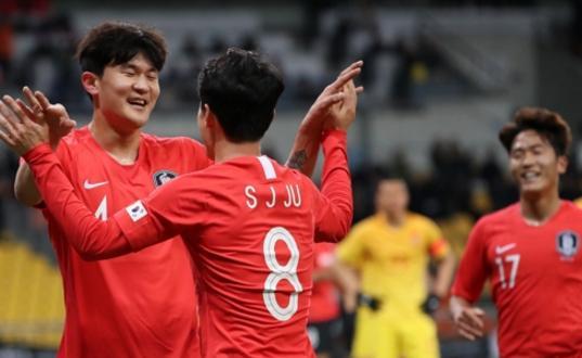 于大宝背后铲球引发冲突,国足于大宝失误