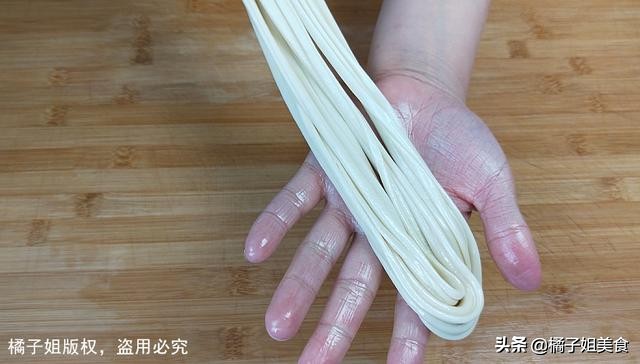拉面如何做又好吃又劲道,家常版水拉面劲道爽滑不容易断