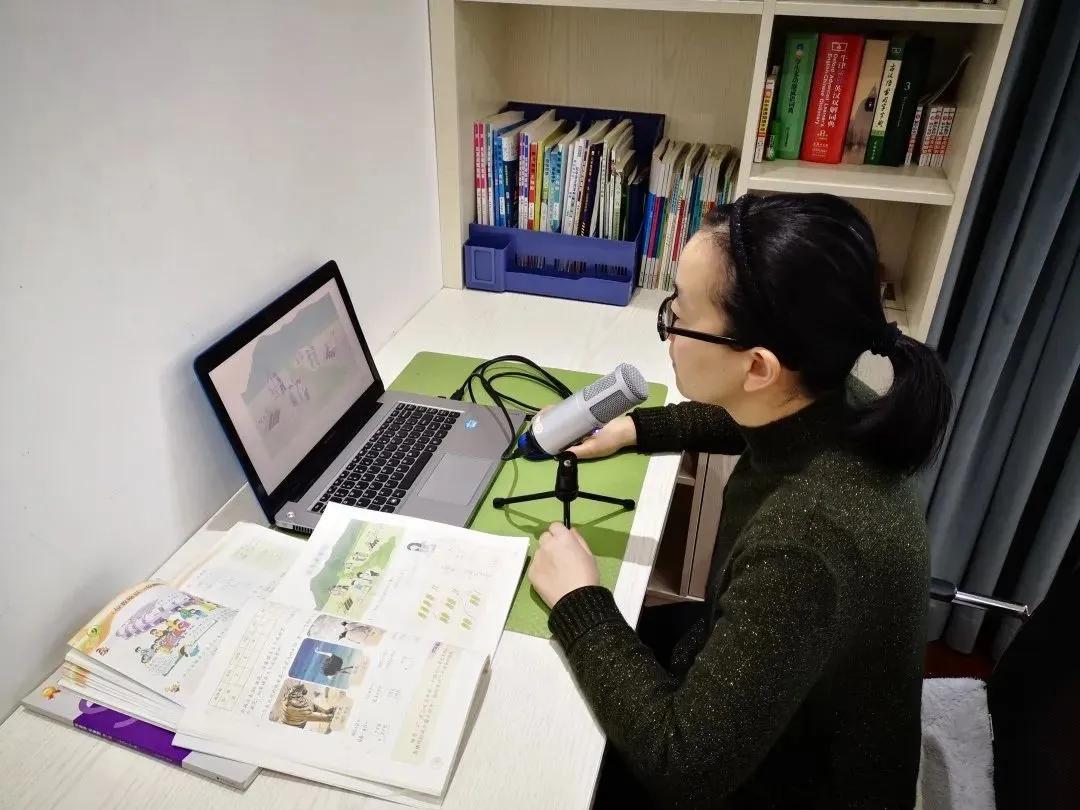 三亚一老师冒雨在巷子里蹭网直播上课，学生：这是最“硬核”的网课