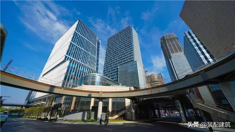 上海黄浦江边的标志性建筑,徐汇滨江西岸传媒港广告设计