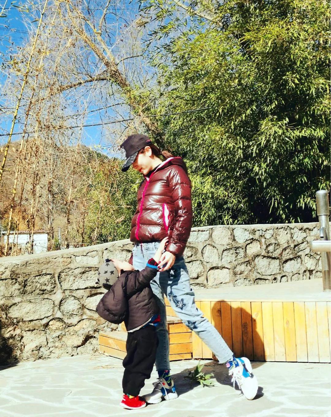 央视主持李思思瘦过头了,央视主持人李思思的成功之路