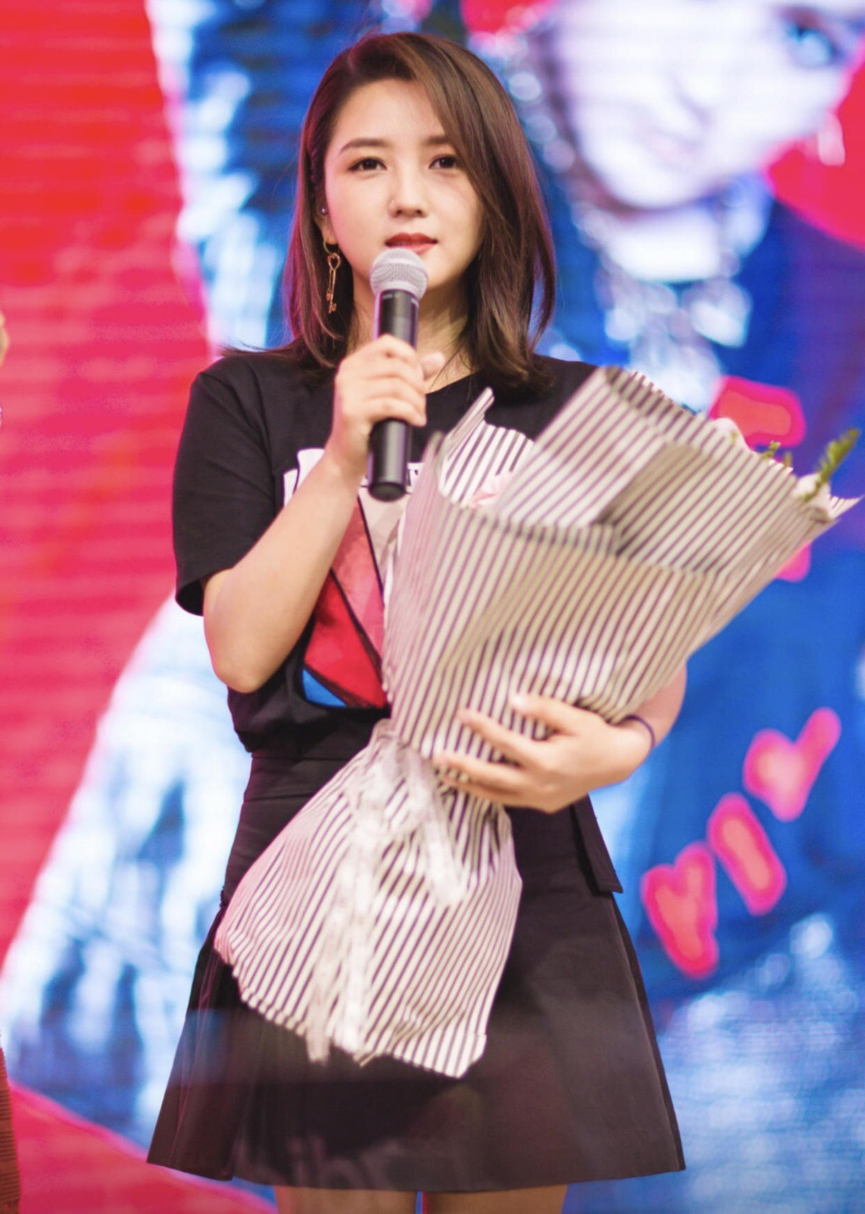 何洁穿黑西装配短裙,何洁被夸好瘦的视频