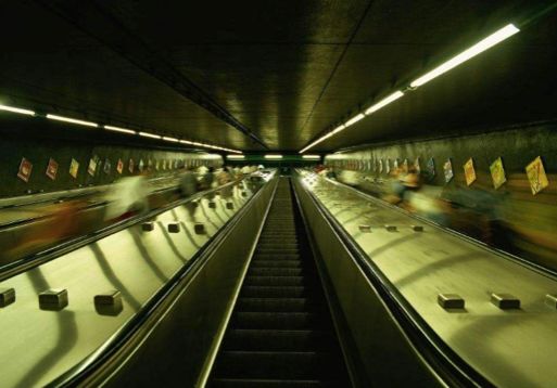 看看香港的私家车和地铁站你才知道什么叫快节奏生活