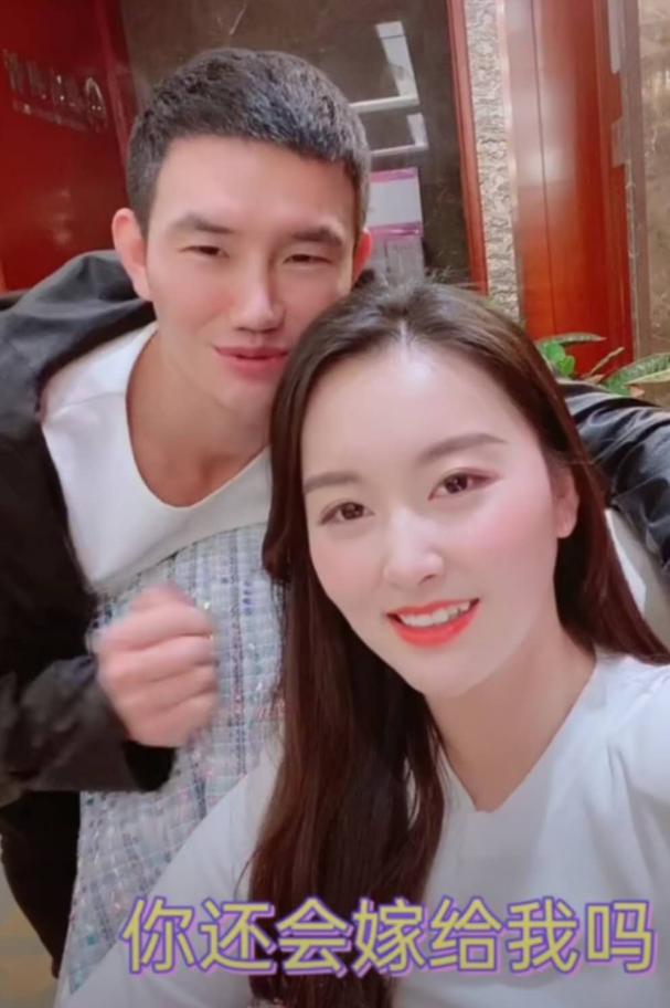 嘎子哥戴大金链子现身，问娇妻嫁给自己是否后悔，妻子却犹豫了？