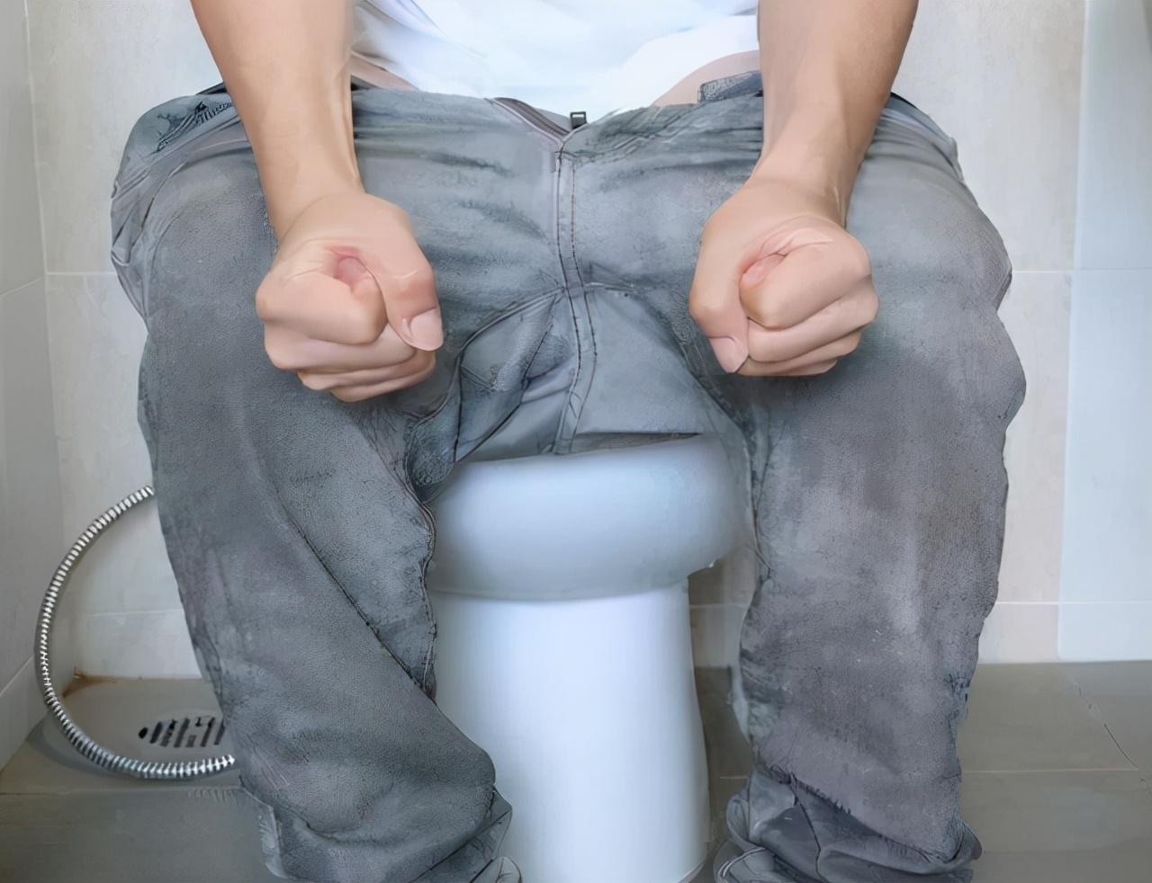 上厕所大便干硬怎么回事,上厕所时大便前头干硬后头软粘