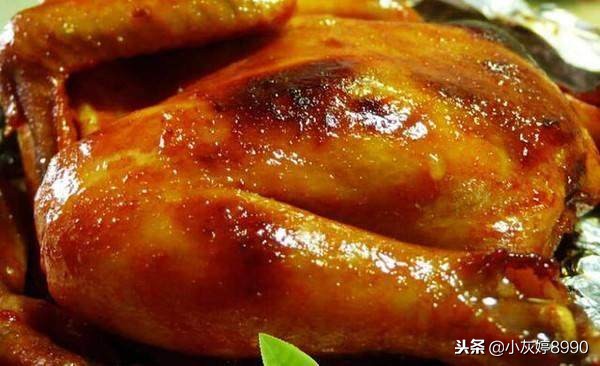 老婆把整只鸡放进了电饭煲不加一滴水吃饭时我连骨头都没放过