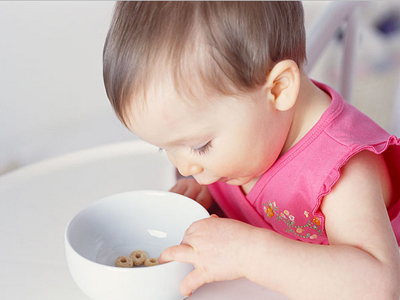 让宝宝爱上吃饭改善挑食的问题,小孩吃饭磨蹭的最好解决方式