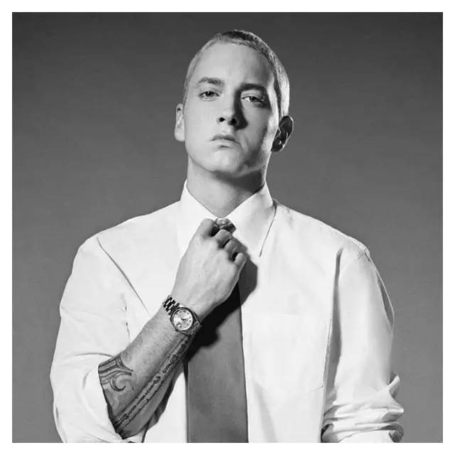 头发硬两边翘怎么办,男生头发很炸该怎么剪好看