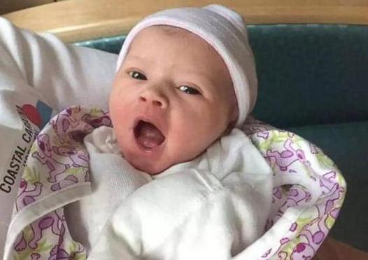 连生7个儿子终于迎来嫡女,整个家族都生女孩