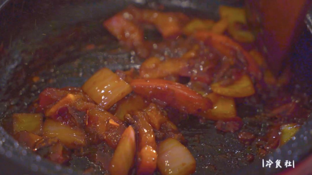 五分钟快手花甲米线，鲜辣爽口，一看就会，在家也轻能轻松搞定