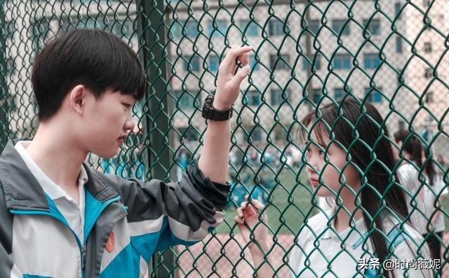 00后女孩“性感”自拍，妈妈发现后怒骂孩子不知羞，网友：太早熟