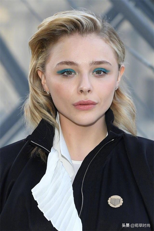 “超杀女”巴黎时装周看秀，一身穿搭很大胆！完美驾驭蓝色眼影