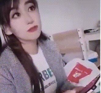 姑娘你的衣服一直走在时尚的最前沿，不过这时尚实在是让人看不懂