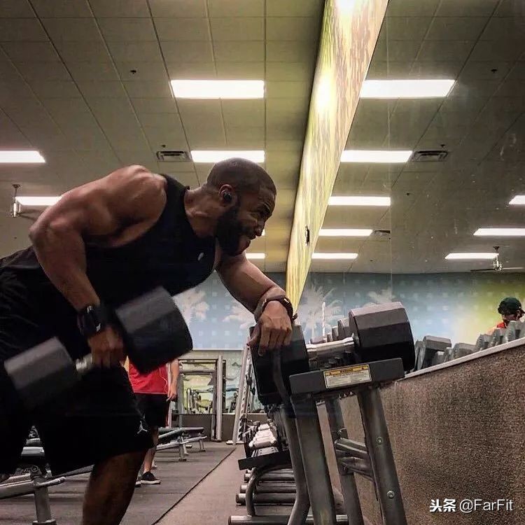 俯身哑铃划船腰酸咋回事,哑铃练背的时候腰酸会不会伤腰