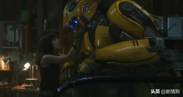 欢庆网：《大黄蜂》发布“突出重围”片段，约翰“追杀”大黄蜂