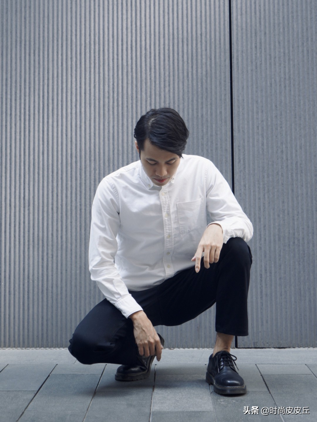 宝藏男孩们都会的穿搭技巧，就是驾驭一条百搭又经典的小黑裤