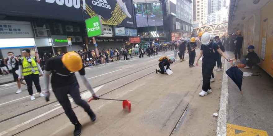 最新：香港警方旺角清场！暴徒竟拆*旗国**升“独”旗