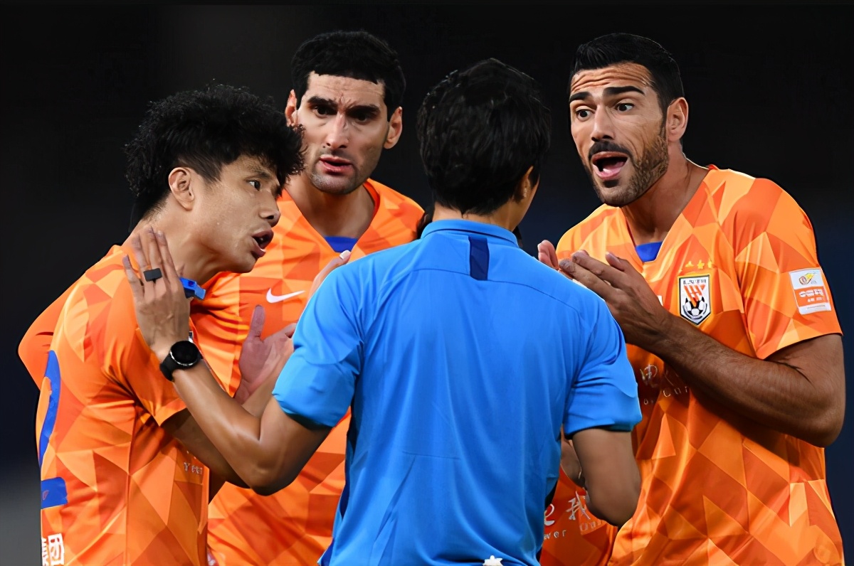 国安鲁能三个争议判罚,国际名哨鲁能国安争议判罚