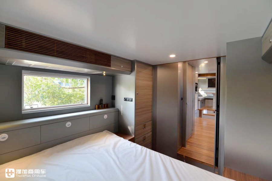 顶级越野房车8x8阿莫迪罗双层,移动的钢铁城堡