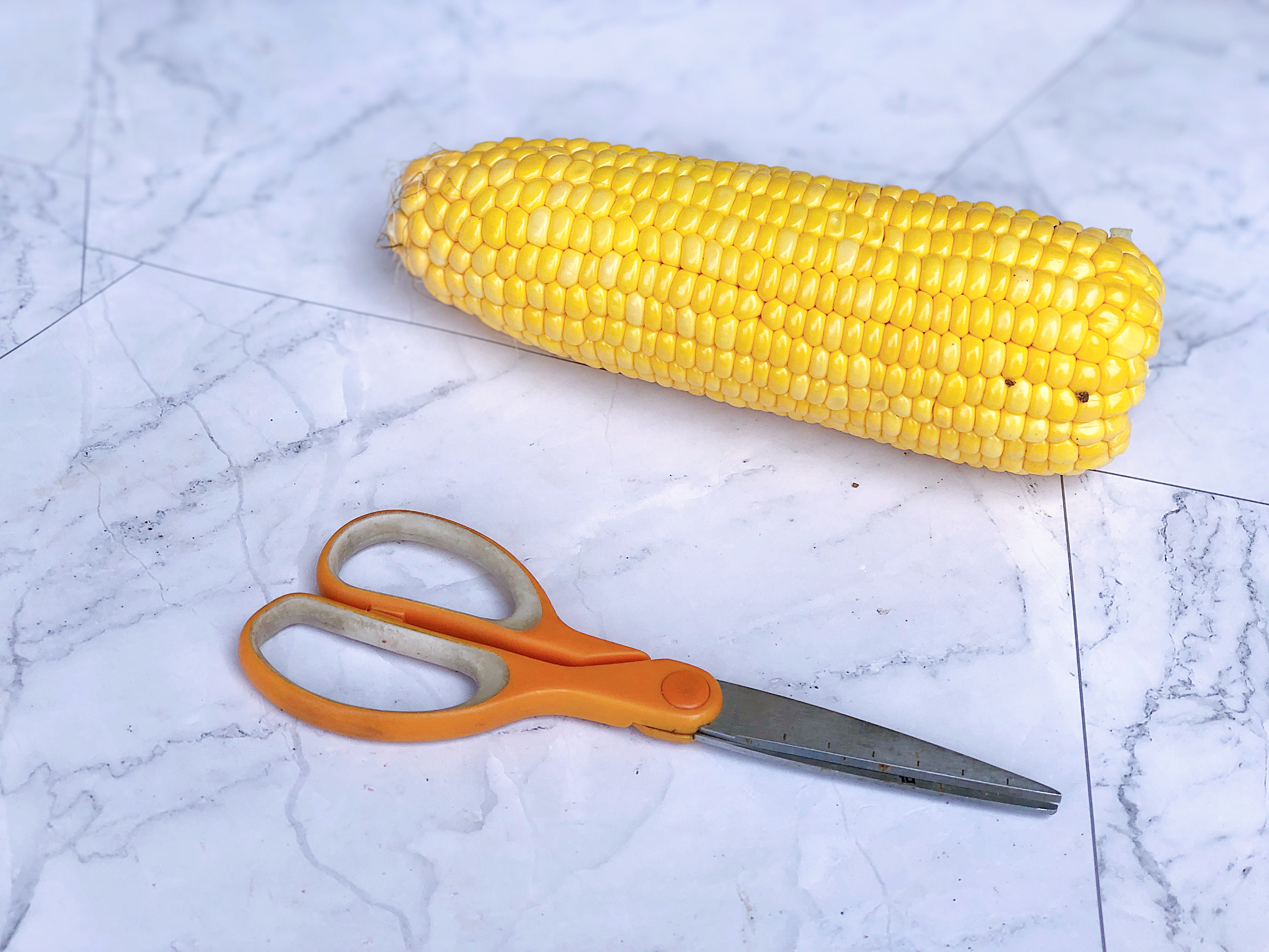 玉米上藏了个小开关,原来玉米还可以这样剥