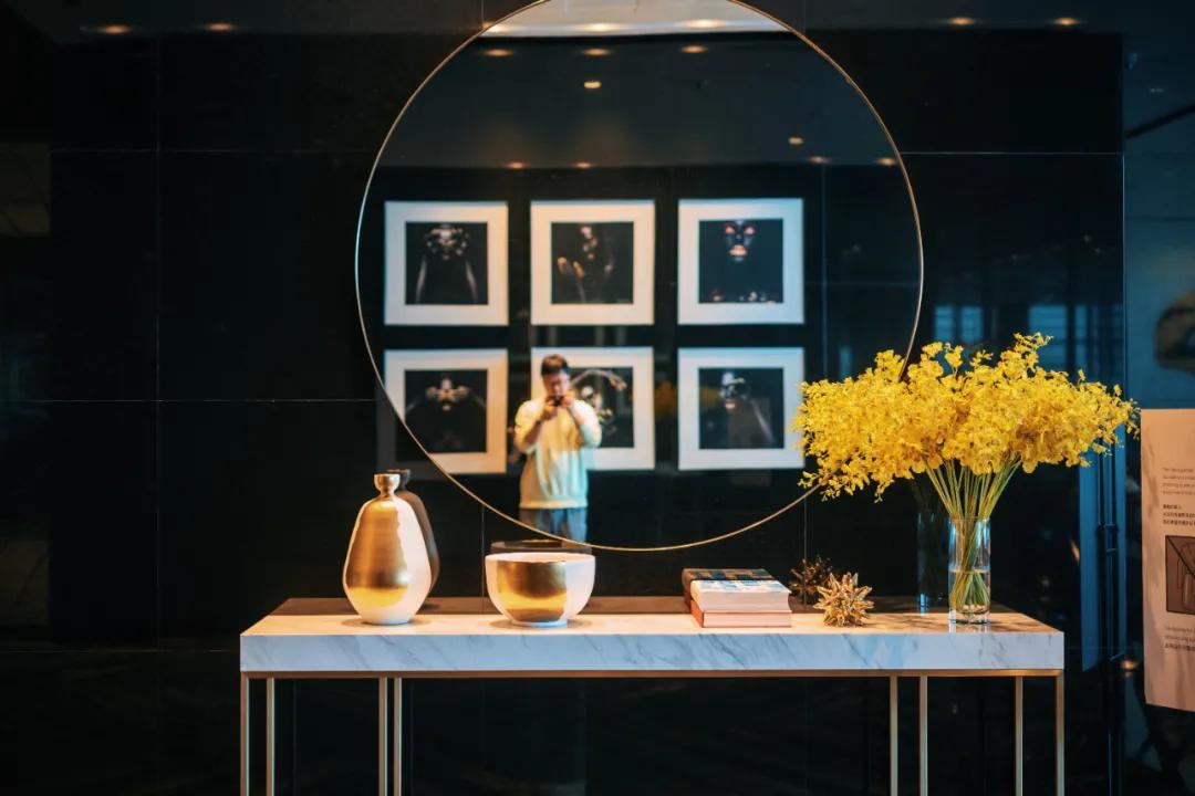 把繁华踩在脚下，将吃喝囊括周边。去长沙要住地标里