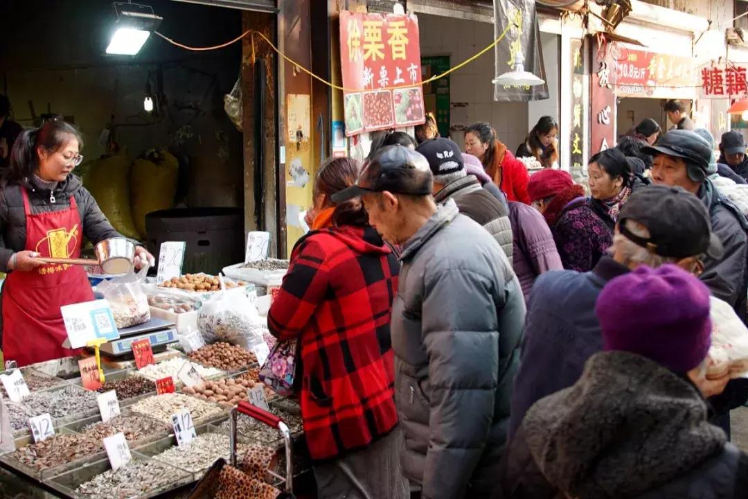 年味｜带上小拖车跟我走！这里买年货实惠好吃