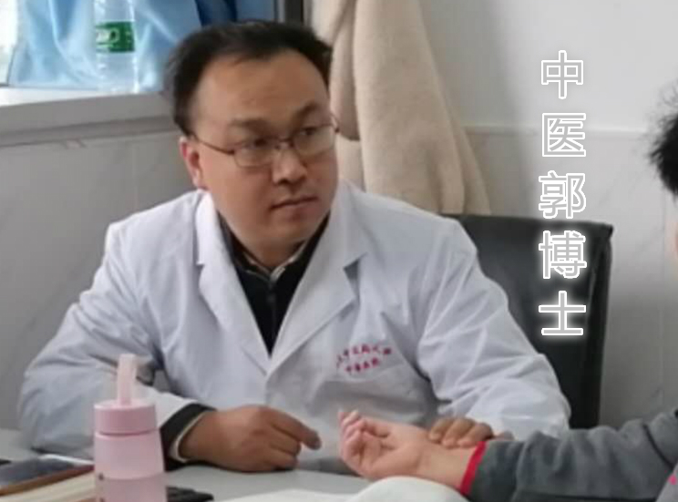 小便涩痛，尿道口发热，口干眼涩，属湿热淋证，首选八正散加减