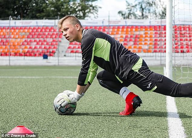 9岁男孩踢球时被闪电击中,踢足球时被闪电击中