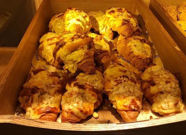 到全国最大的面包店，感受不要脸；吃牛角包之神，练习翻白眼