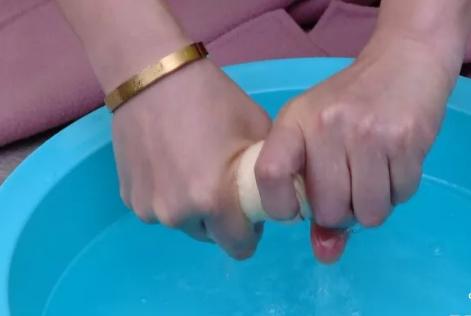 羊绒大衣油渍时间长了怎么洗,怎么去除羊毛大衣上的油渍