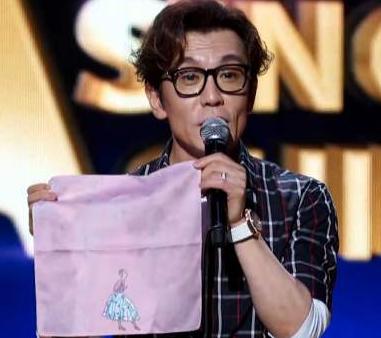 2018年，最后一次化疗后，李咏躺病床对妻子说：别把遗体运回国内