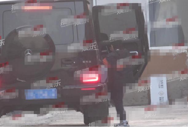 王宝强开豪车接送儿子，王子豪身高已到爸爸胸口，自强独立受好评