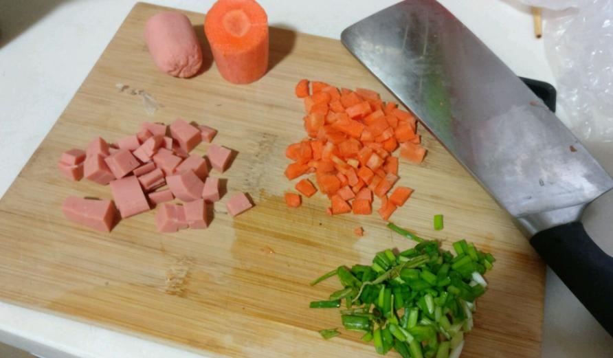 玉米上有个小机关，用剪刀一扎一转，玉米粒完整脱落，太实用了