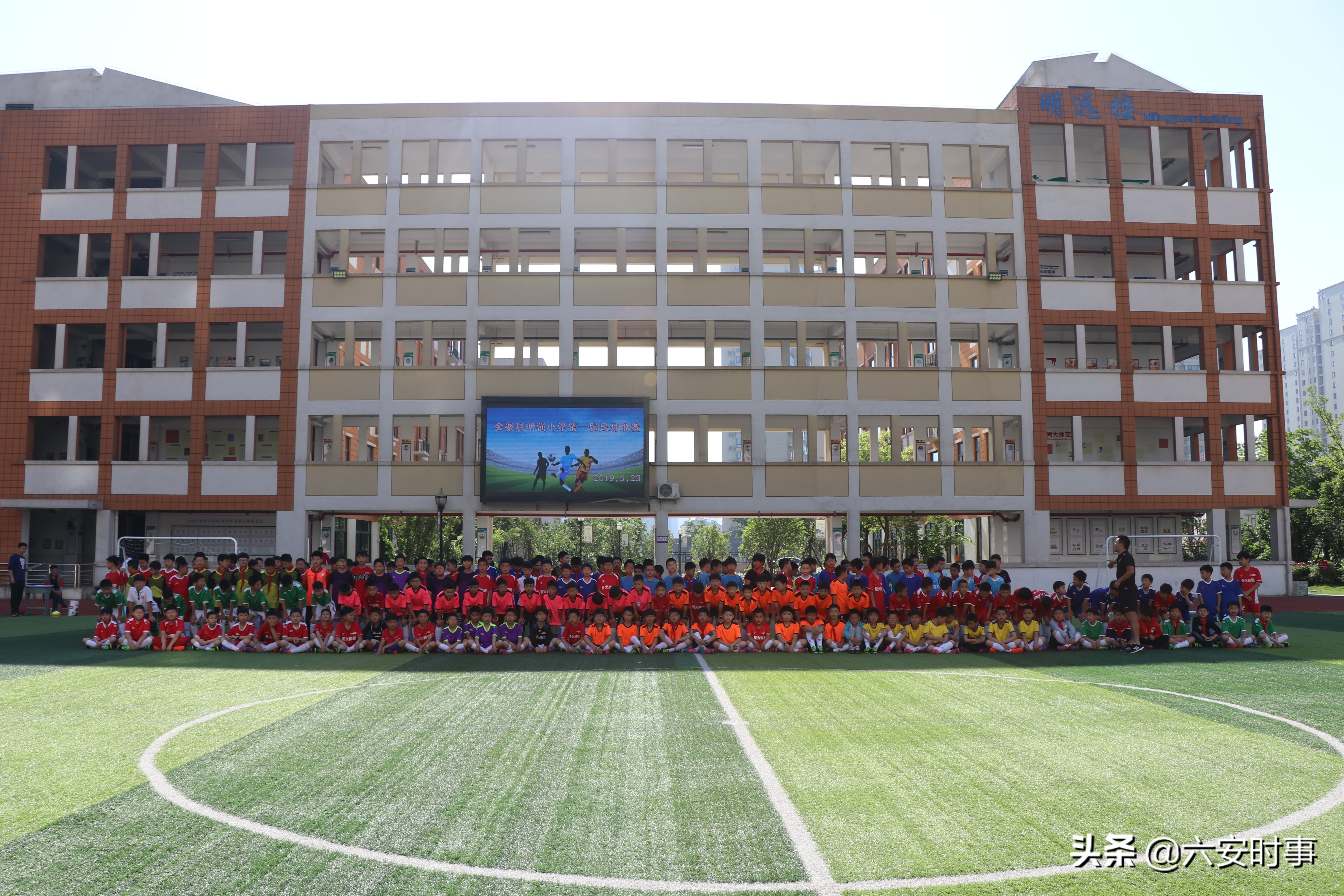 足球点亮梦想绿茵放飞希望手抄报,逐梦绿茵放飞希望征文