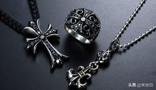 如何用小小的配饰搭配出百变风格 (小众配饰搭配方法)