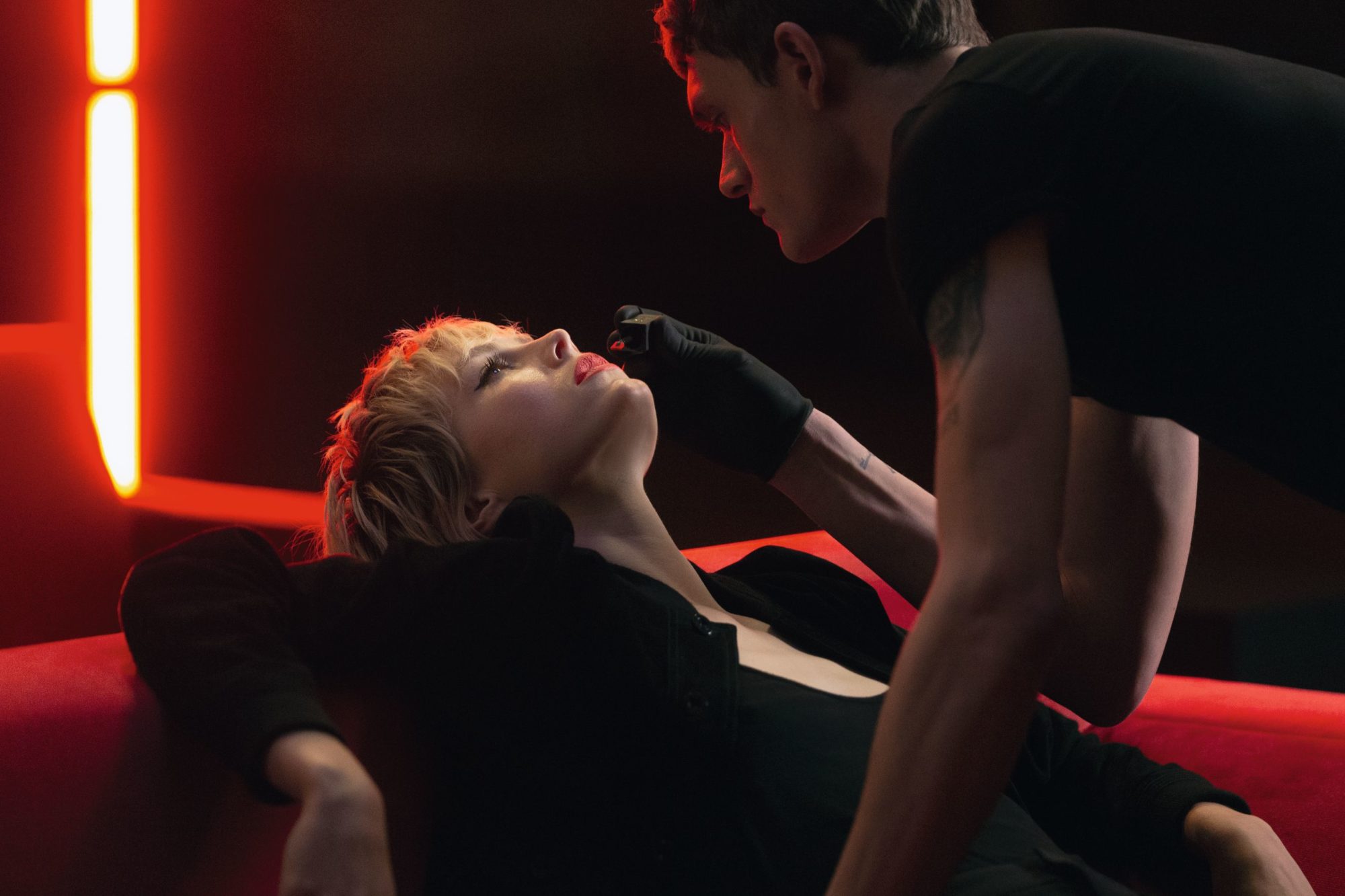 以爱为名的偷心唇色：如丝绒般柔滑润泽，YSL全新「雪绒唇釉」