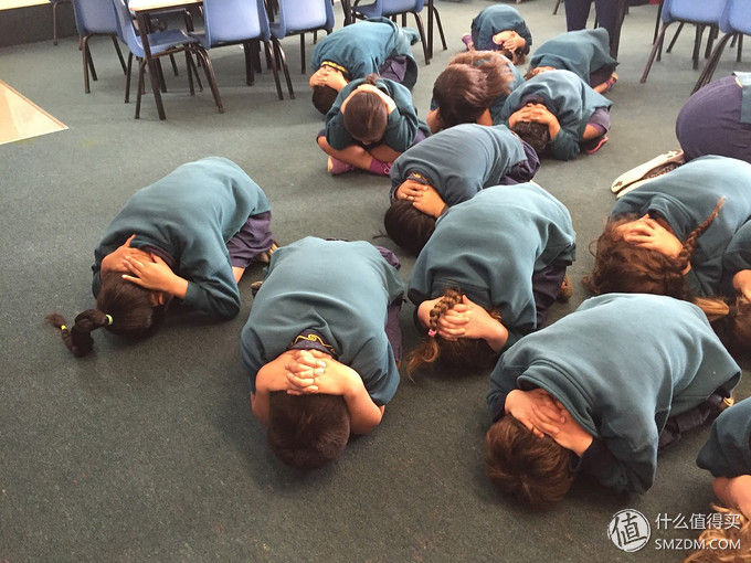 地震来时高楼顶层的人员如何自救,高楼发生地震时正确的逃生方法是