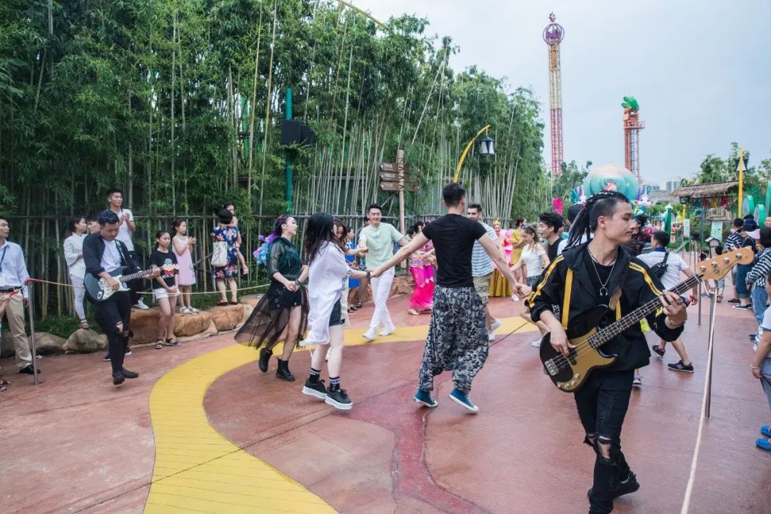 为了集五福，我用女朋友的口红写了个“福”字