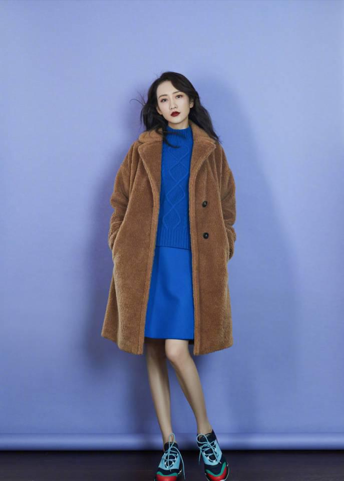 王鸥深蓝工装裤,王鸥穿灰色内搭